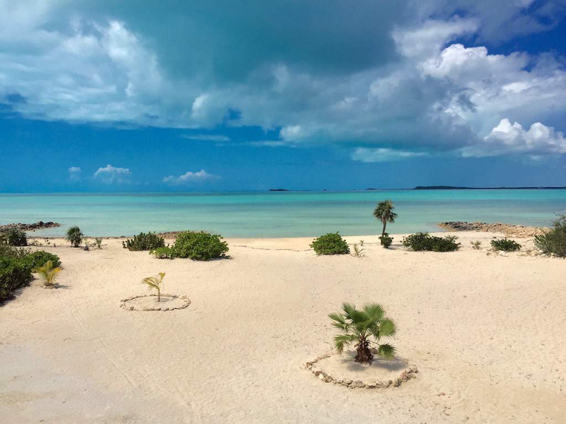 Turquoise waters in front of Dreamscape vacation rental on Long Island bahamas